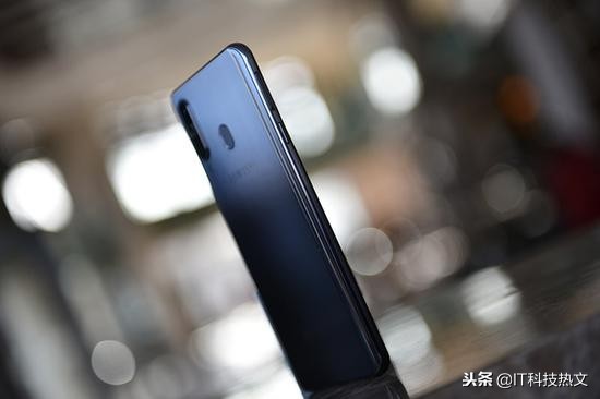 三星Galaxy A8s黑瞳全视屏 两千元档位旗舰手机