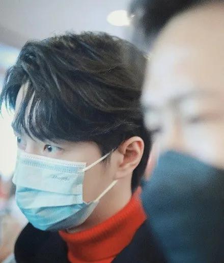 Wang Yibo attends CCTV spring late couplet to discharge, red is built to get sweater high inside this Yan Zhi also is absolutely