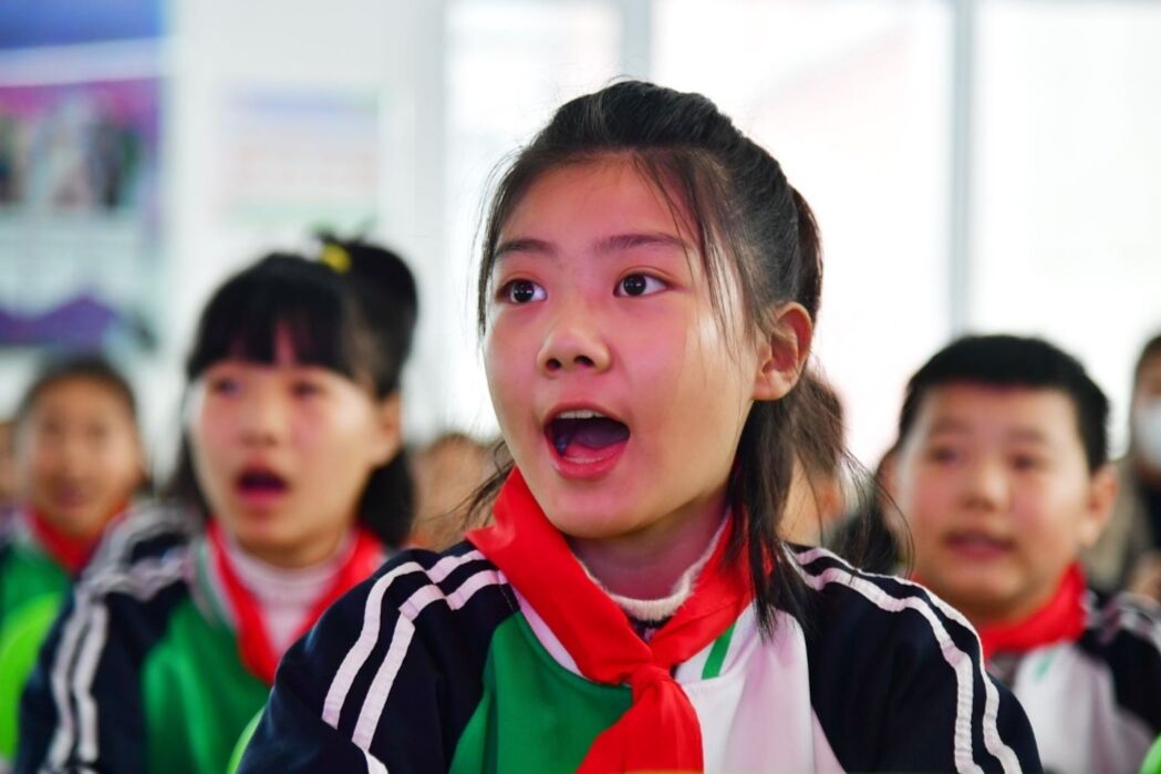 明星偶像被编入书本教材，鲁迅、岳飞文章却被删减，真的合适吗？