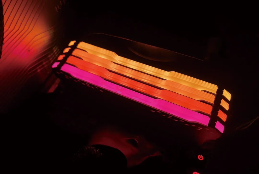 超大容量内存有何能耐？把玩美商海盗船VENGEANCE RGB PRO 128GB内存套装
