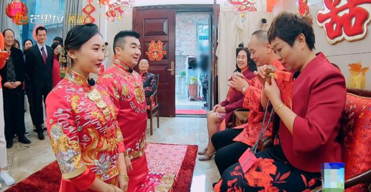 何雯娜出阁酒太寒酸？仅有一桌酒席，何雯娜母