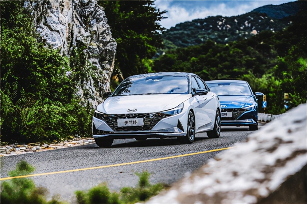 秋叶堆被凌厉卷起也是一种浪漫 记和伊兰特的一次跑山劈弯