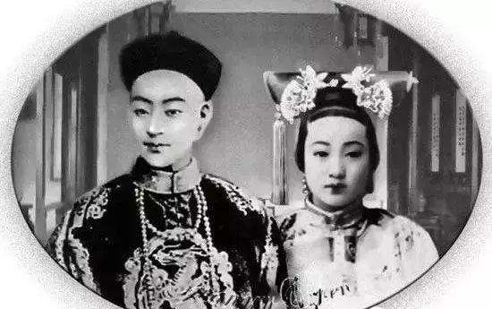 看着两个太监捆绑最爱的妃子，丢到井里溺死，