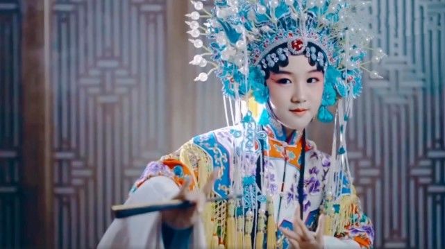 陆毅女儿再以京剧扮相出镜，贝儿造型超亮眼，举手投足尽显专业范
