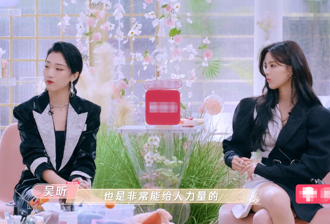 杨超越再度发声撑Yamy，携手同框表情谊，回怼好友被老板贬低
