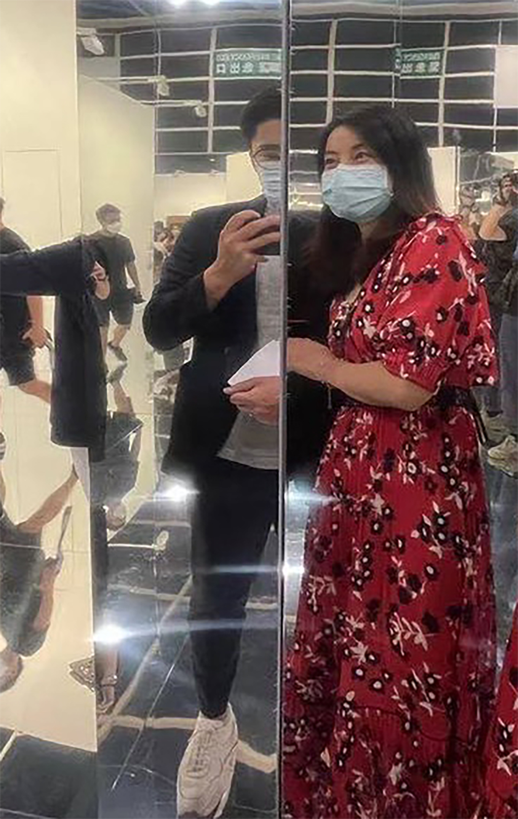 霍啟剛夫婦520放閃，對鏡自拍超有愛，郭晶晶甜蜜似幸福小女人