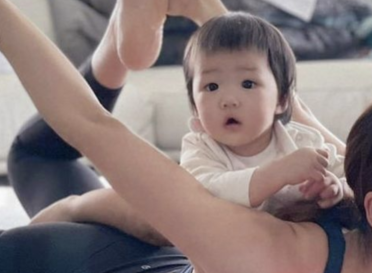 李亚男晒瑜伽照，小女儿趴在妈妈背上可爱出镜，换发型后颜值飙升