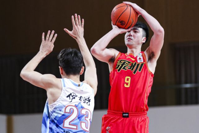 CBA排名！辽宁大胜广东，山东虐福建，争冠局势明朗，杨鸣大笑