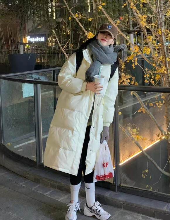 关晓彤穿搭尽显贵气，万元桃红羽绒服配鲨鱼裤，这造型一言难尽