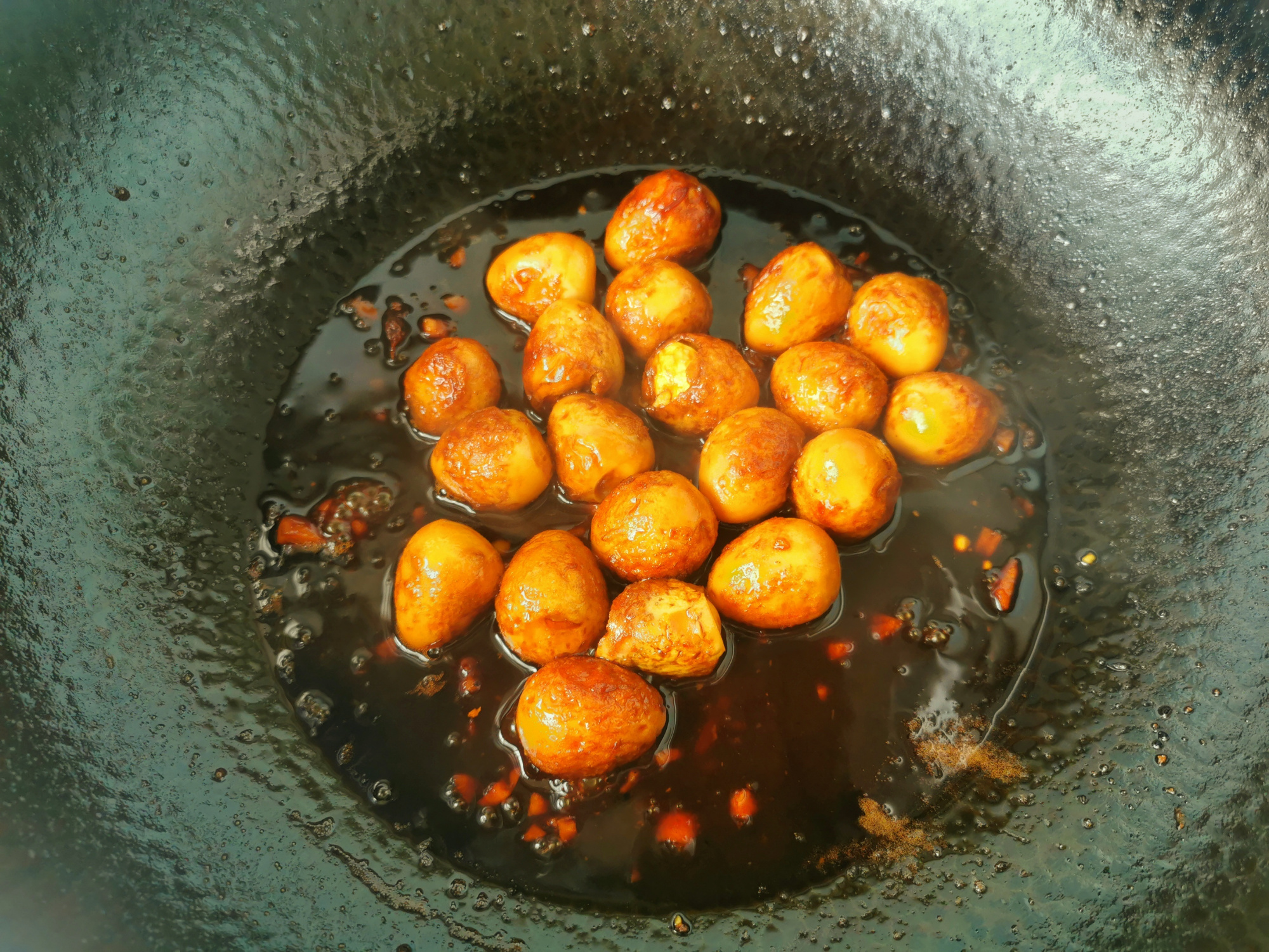 鹌鹑蛋扔进锅里，不加水，不放啤酒，鲜香入味，比鸡蛋更有营养