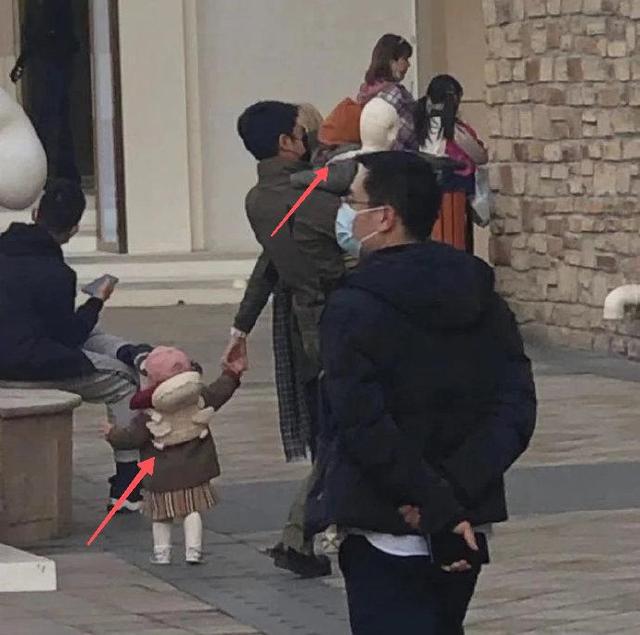 撒贝宁一家四口出游被偶遇，夫妻俩一人抱一娃