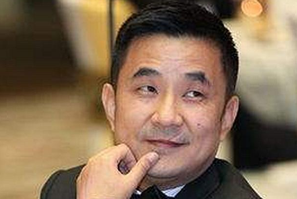 欠债800亿逃到国外，带走一女星和61个亿，亲爹去世也不回来