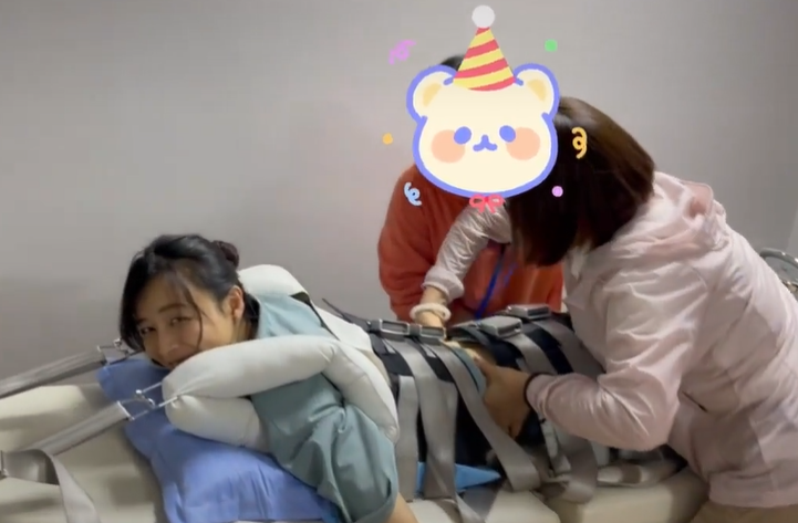 41岁张静初罕露面，做牵引治疗被吓一跳，因太瘦了医生感叹绑不住