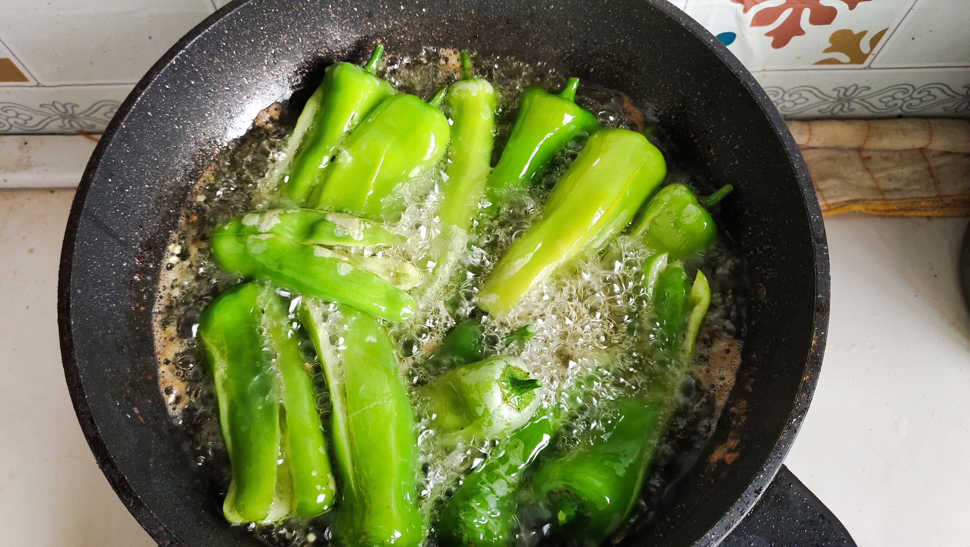 You can't finish eating too many chili peppers. You can make it into spicy oil chili. One time is enough to eat for two weeks.