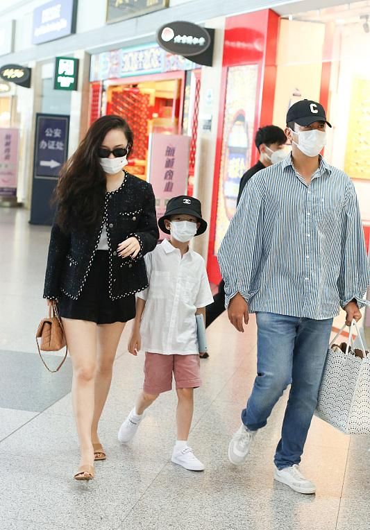 霍思燕一家走机场，夫妻均发福！杜江穿得像女人，嗯哼帽子2千多