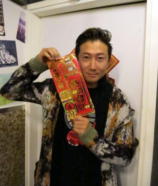 洪金寶長子與妻兒團聚痛哭，3層豪華別墅曝光，裝修簡單擺設雜亂