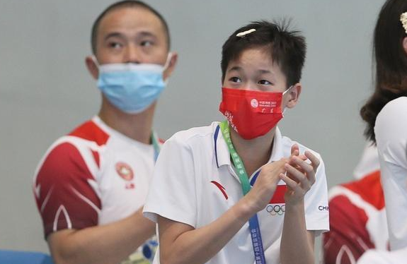 全红婵坐大摆锤！双手比V太开心，婉拒所有代言+综艺，暂不捞金