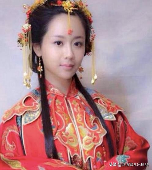 见过杨紫的西式婚纱照，美若天仙，再看看中式婚服，网友神评