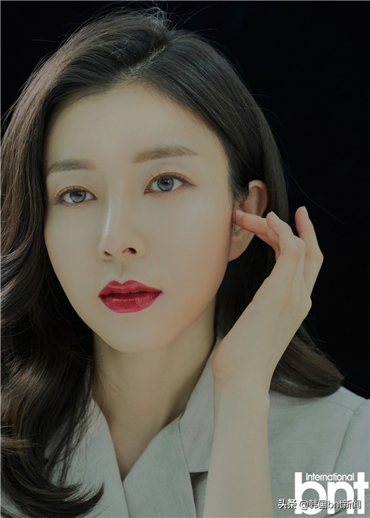 「bnt PHOTO」朴荣邻拍摄bnt写真 干练造型展现高贵知性魅力