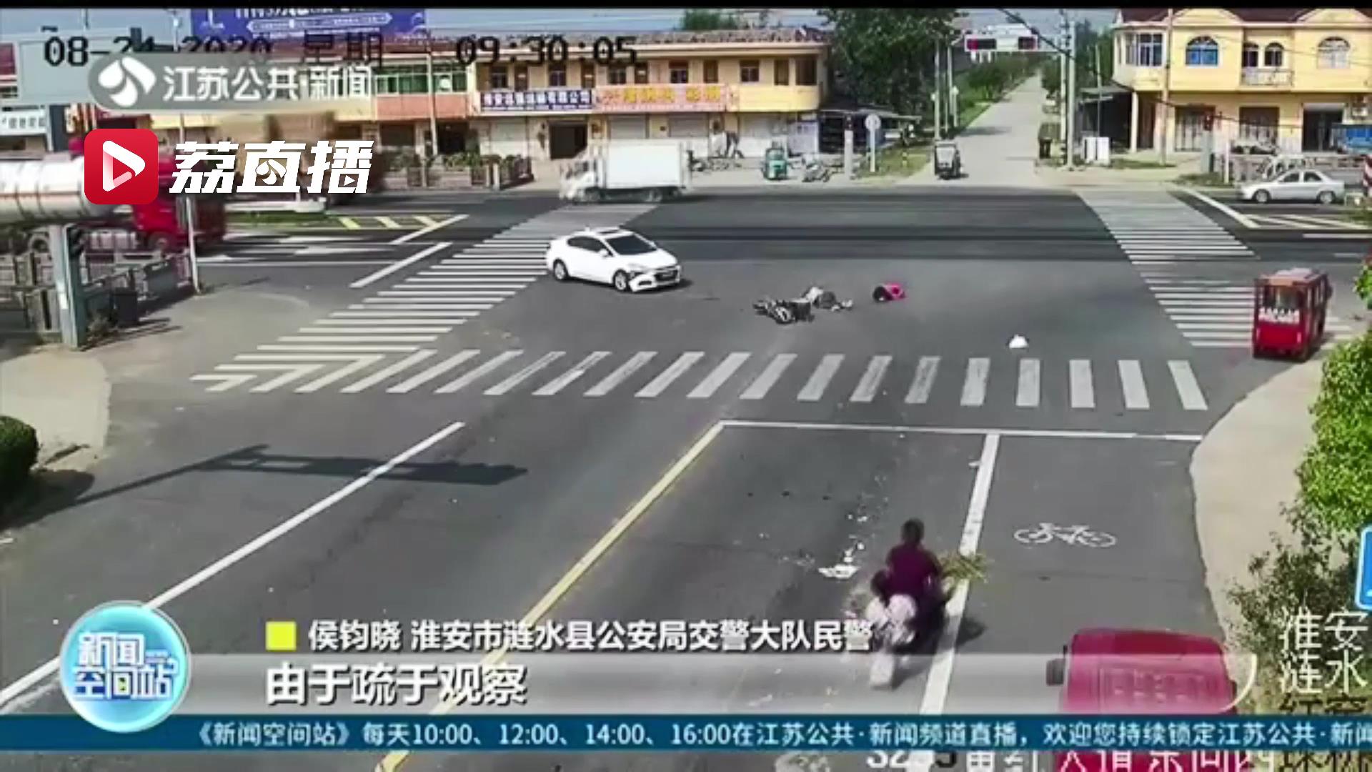 #摩托车#造成摩托车上两人受伤 安全头盔很重要！轿车摩托车相撞