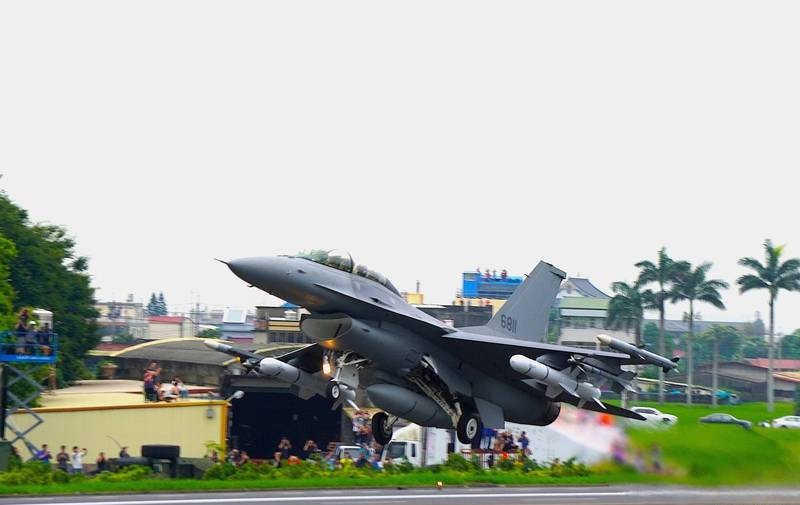 ̨�����ţ�Ϊ����F-16ս�����ܣ�����ר���칫���ѽ�פ̨��
