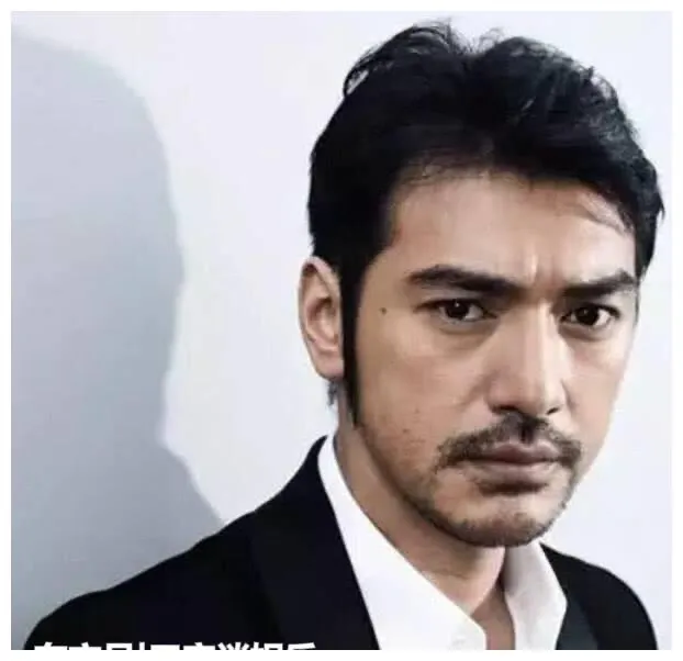 男明星“留胡子”：忍了白宇，忍了张翰，却死在他的喉结上！