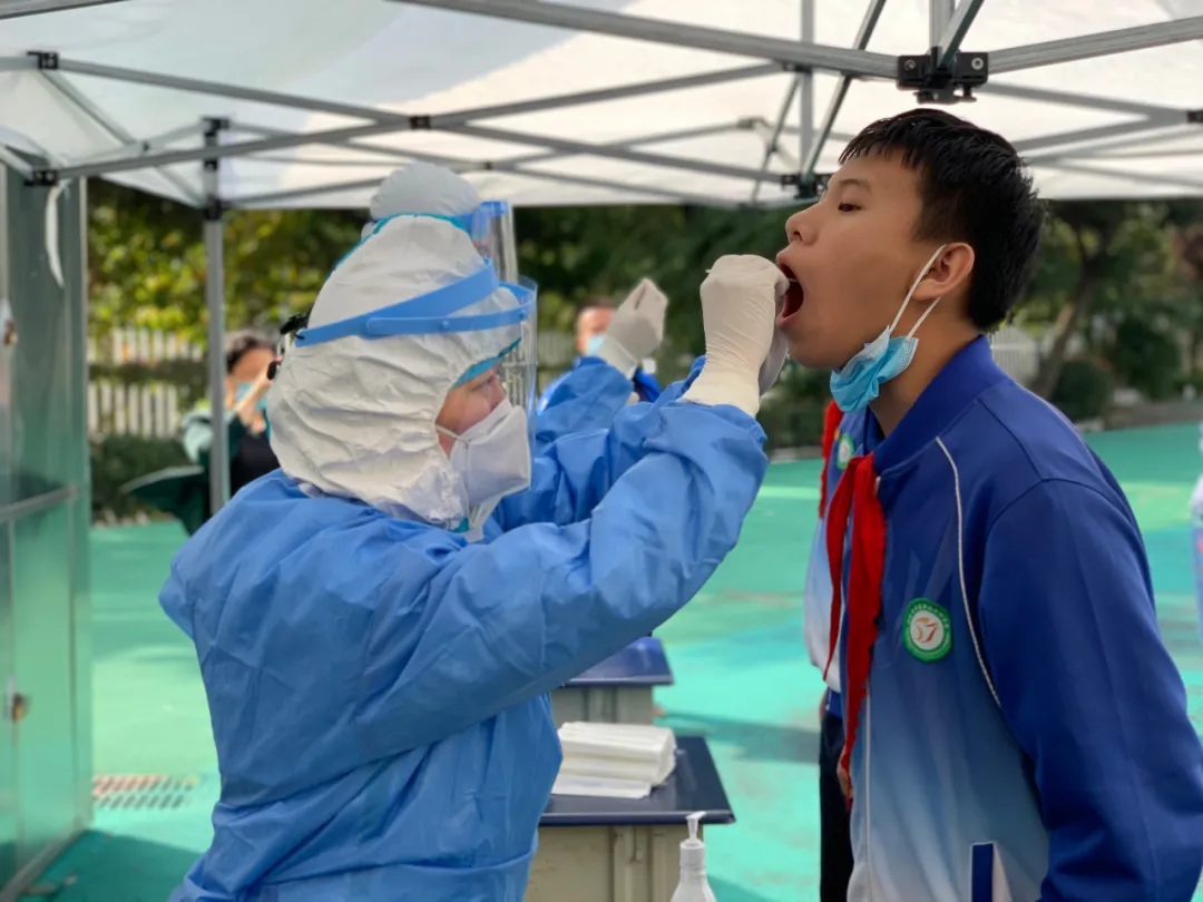 市口腔医院医护核酸采样进校园，筑牢市南区34所学校防护网