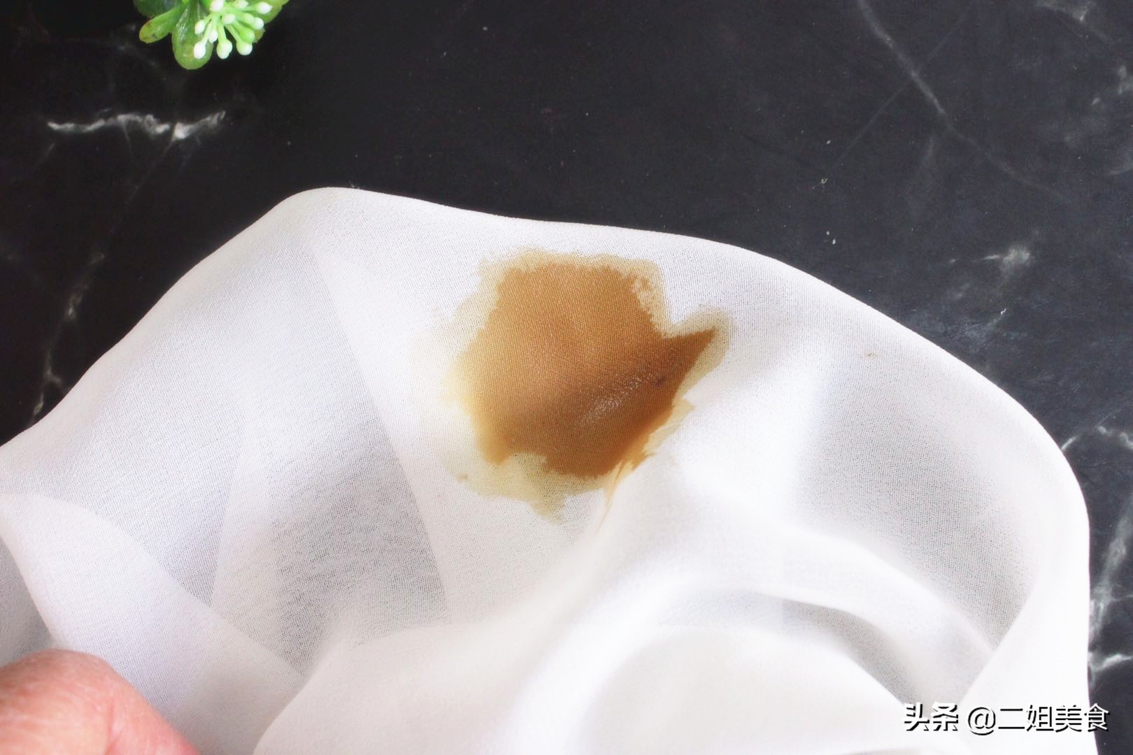 把白糖倒在手心上，輕鬆去除廚房油污，簡單還實用