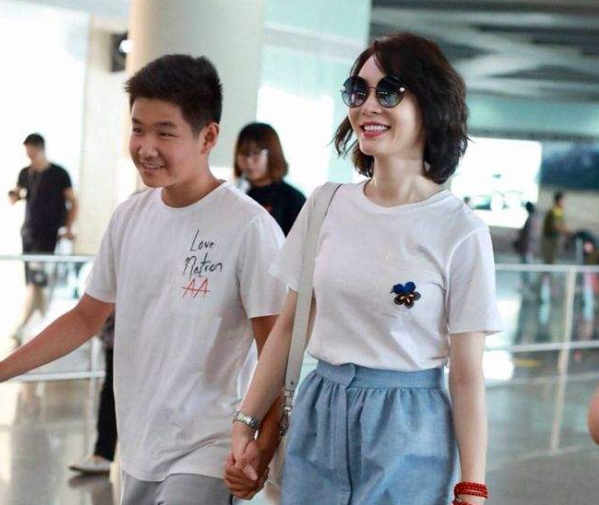 陈数老公深夜晒照，和女子亲密“背后杀”，火速回应：是亲表妹