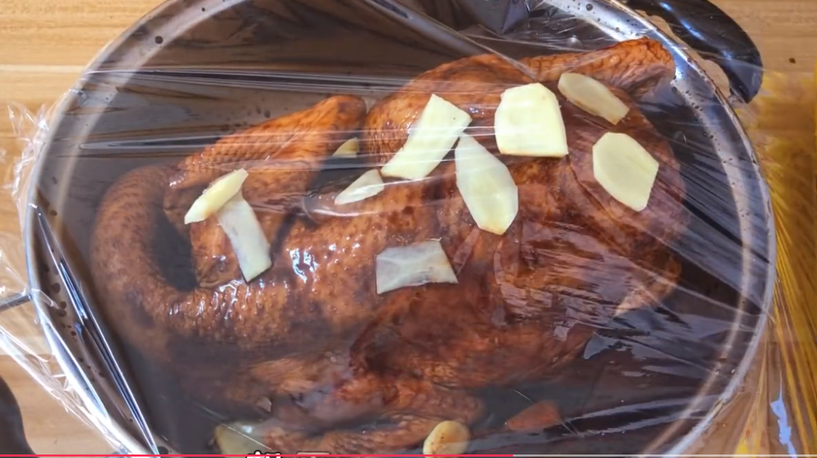 整只鸡扔进电饭锅，不加油不加水，软烂脱骨，比广东烤鸡还要好吃