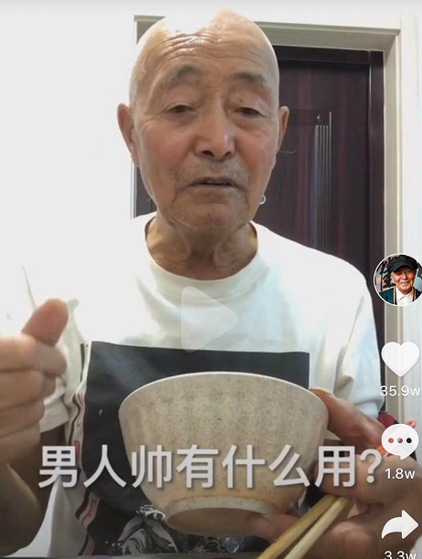 81岁姥爷收破烂，口吐芬芳，为何还获1.4亿点赞，