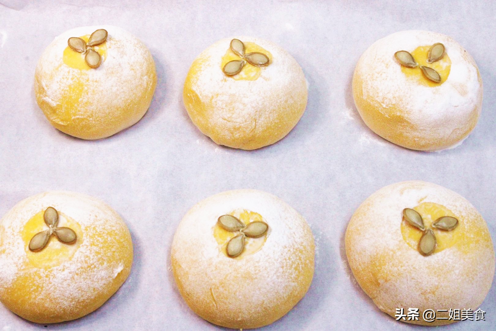 一块南瓜，一碗面粉，教您做超简单的南瓜炼乳欧包，美味还营养