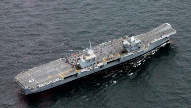 山东舰航母突然现身南海，吓得“伊丽莎白女王”航母扭头就跑