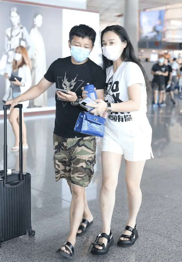 邹市明夫妇拍写真庆祝结婚十周年，冉莹颖身材丰腴，大片画风唯美