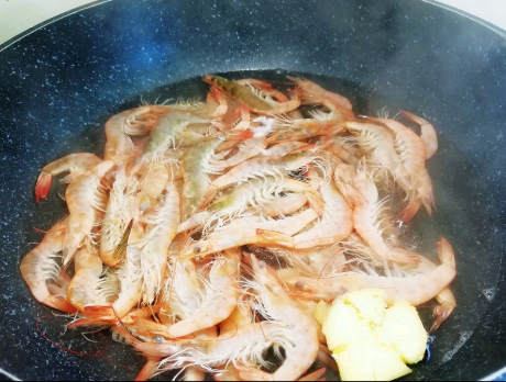 图片[4]-才知道白灼虾只开水下锅是外行大厨分享1招虾肉鲜更弹滑-起舞食谱网