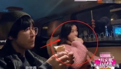 面对大大的冰淇淋，林允直接就上口，不是小口嘬，直接咬掉一大口
