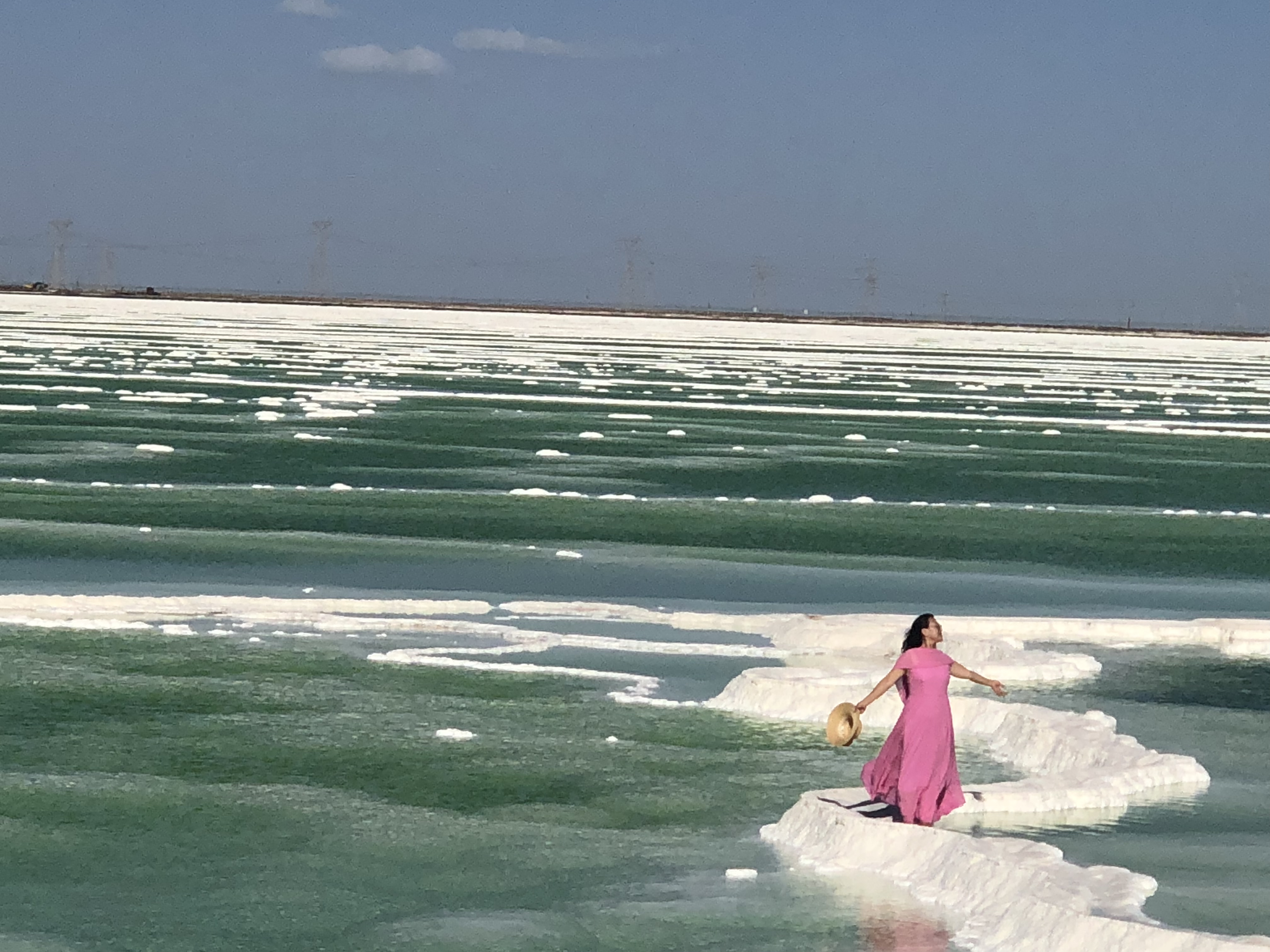 游客青睐中国最大盐湖——察尔汗盐湖