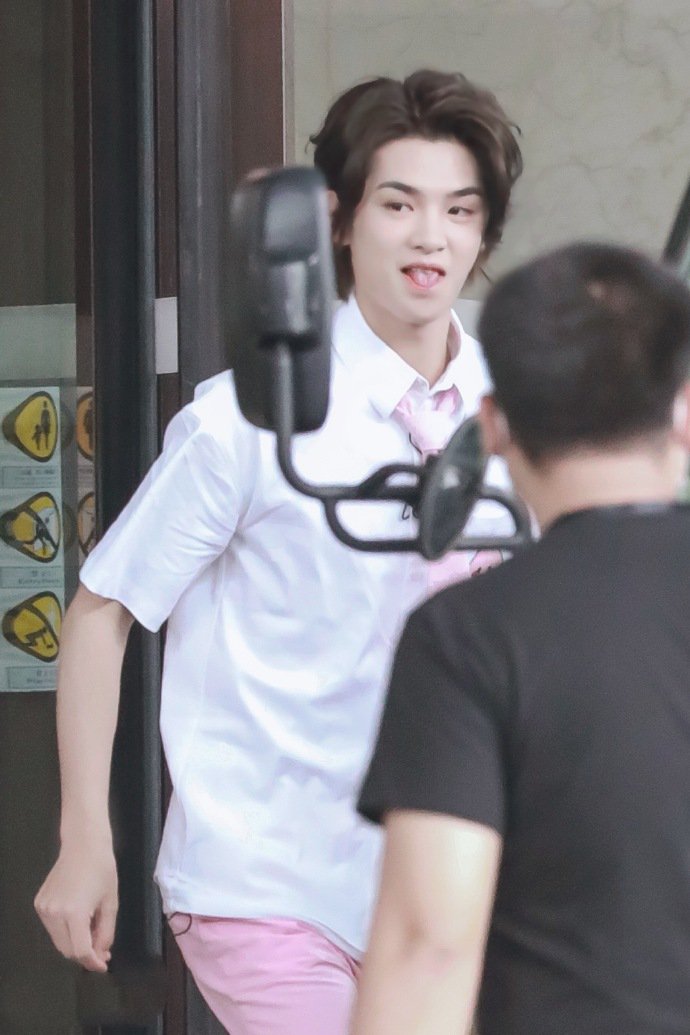 《密室大逃逃》路透，全员一身粉嫩，黄明昊吐