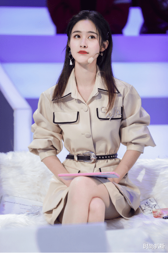 梁田职场裙装新时尚太攻了！轻松玩转简洁颜色