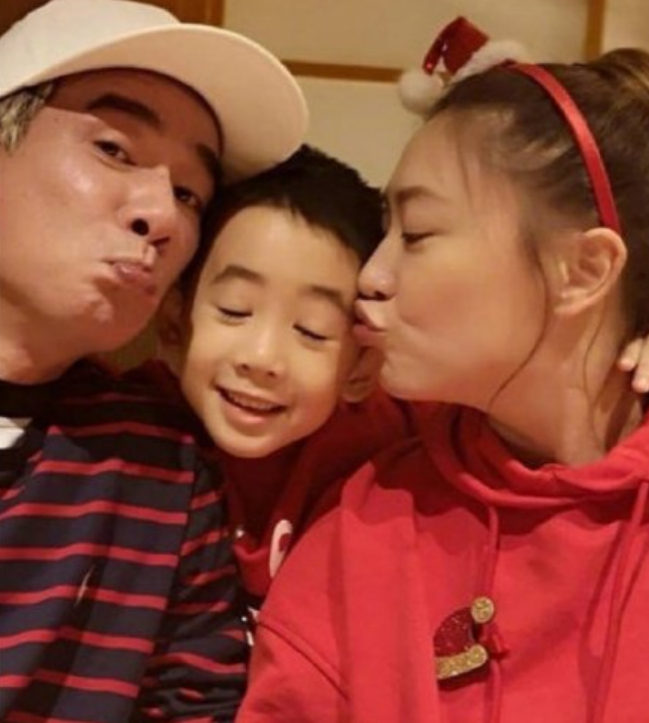 Jasper晋升当哥大吃醋！陈小春现身医院看应采儿，满脸幸福痴汉笑