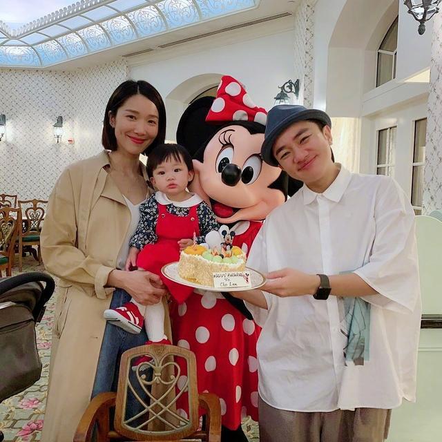 李亚男晒迪士尼度假照，王祖蓝将女儿扛在肩膀上，爸爸力max