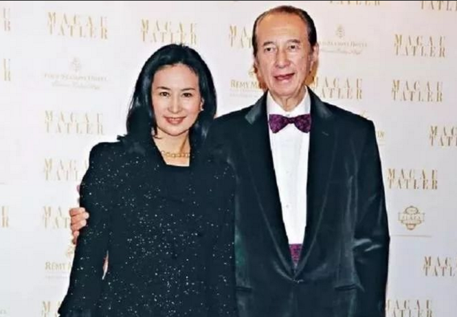 何超瓊帶三房龍鳳胎亮相，一襲粉裙站C位，弟弟妹妹站一旁好乖巧