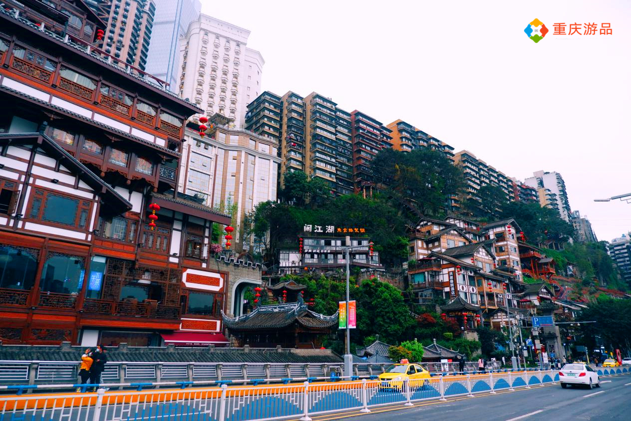 白天的洪崖洞没人喜欢？游客都是晚上才去，看看重庆人怎么说