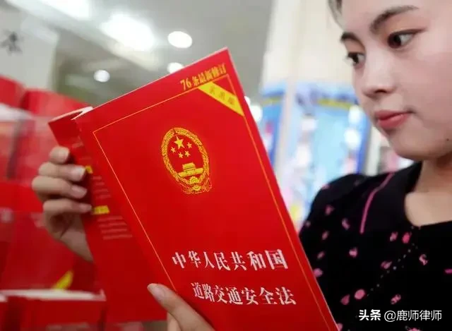 没栓绳的狗跑到路边，被车压死，狗主人索赔2万