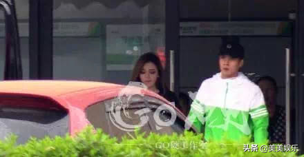 地下恋实锤！剧组手牵手，还不公开？