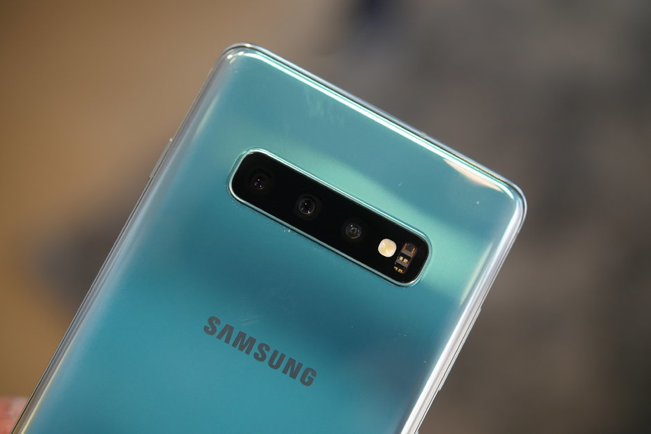 三星手机的长相，总算发布一次！Galaxy S10上手图赏