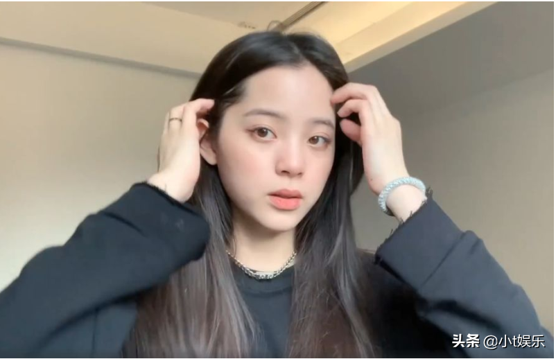 欧阳娜娜浴室拍vlog，当镜头扫到脏衣篓，才知女明星真实生活