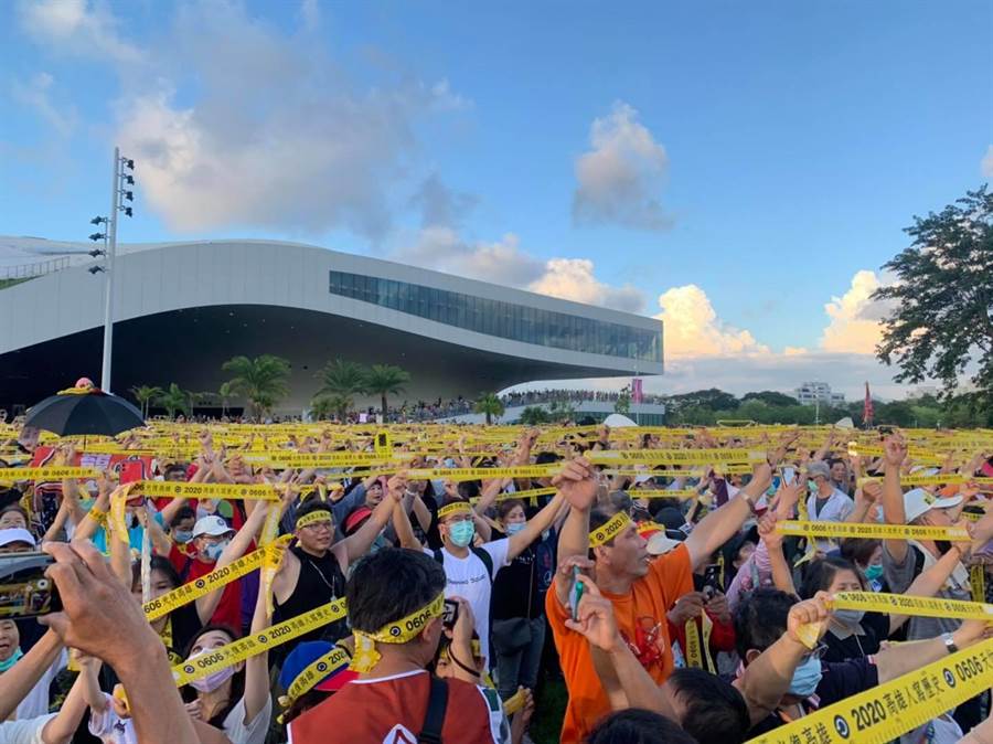 “杏仁哥”现身罢韩造势现场，痛心家长教小孩