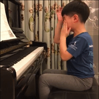 曾經因為練彈鋼琴被難為得哭現在的安吉都能在舞台上表演了