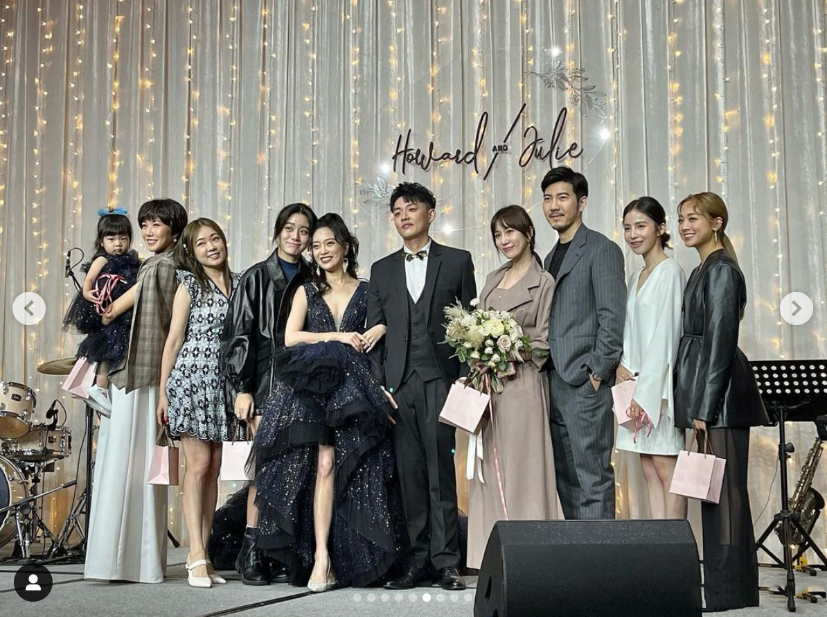 黑涩会美眉举行婚礼，7名成员齐聚当伴娘，这也